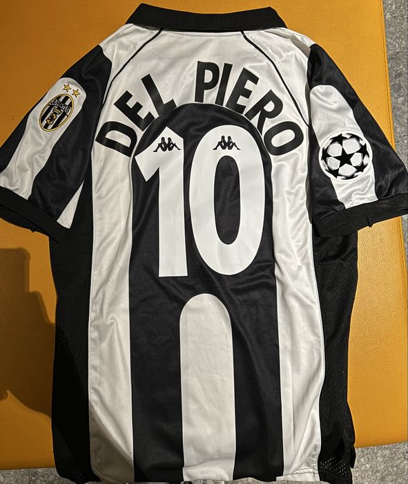 Vand tricouri fotbal.