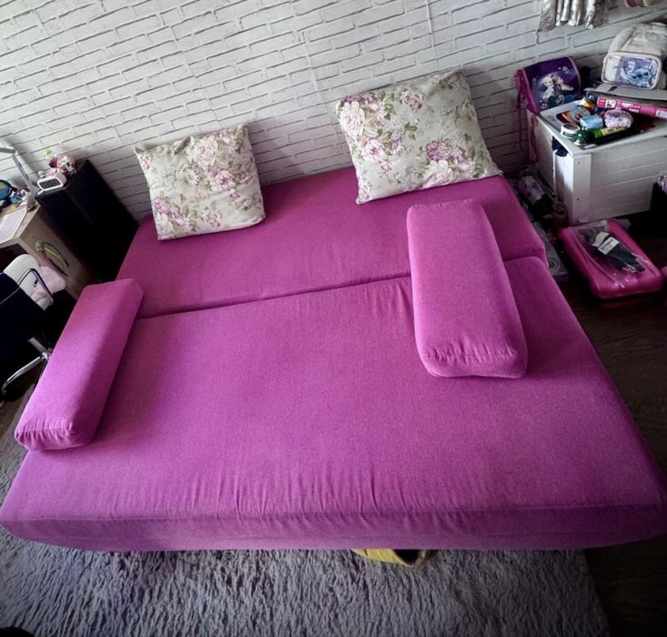 Canapea extensibila cu perne decorative