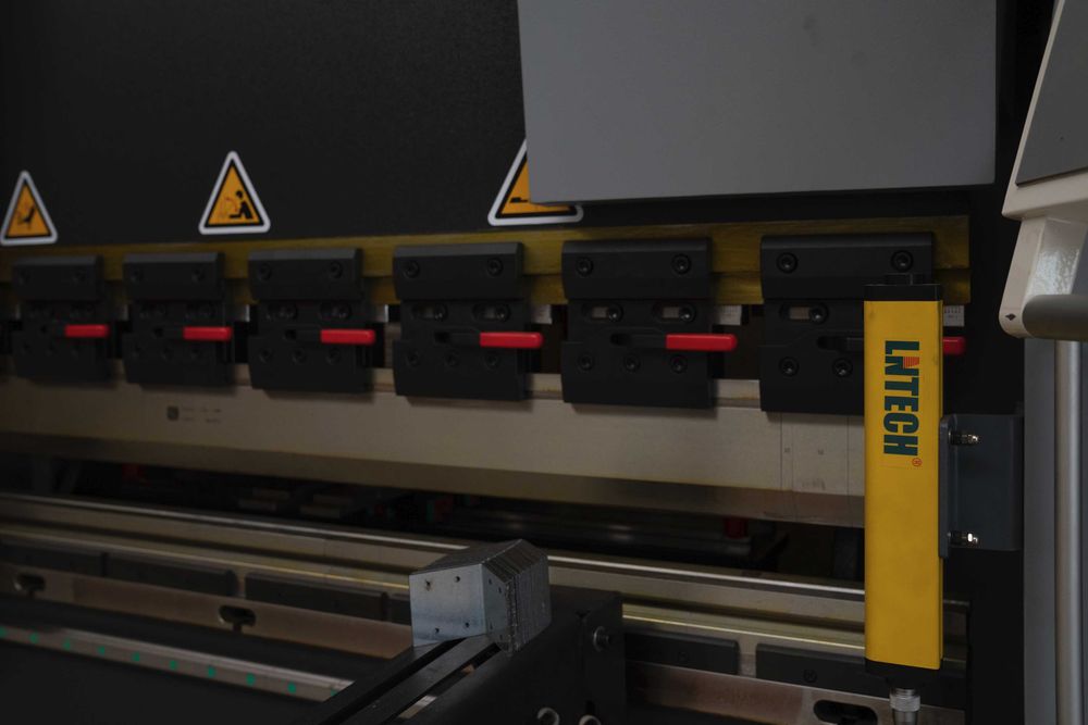 АБКАНТ CNC 1600 – 40 тона;  Абкант 3200 – 125 тона НОВИ налични