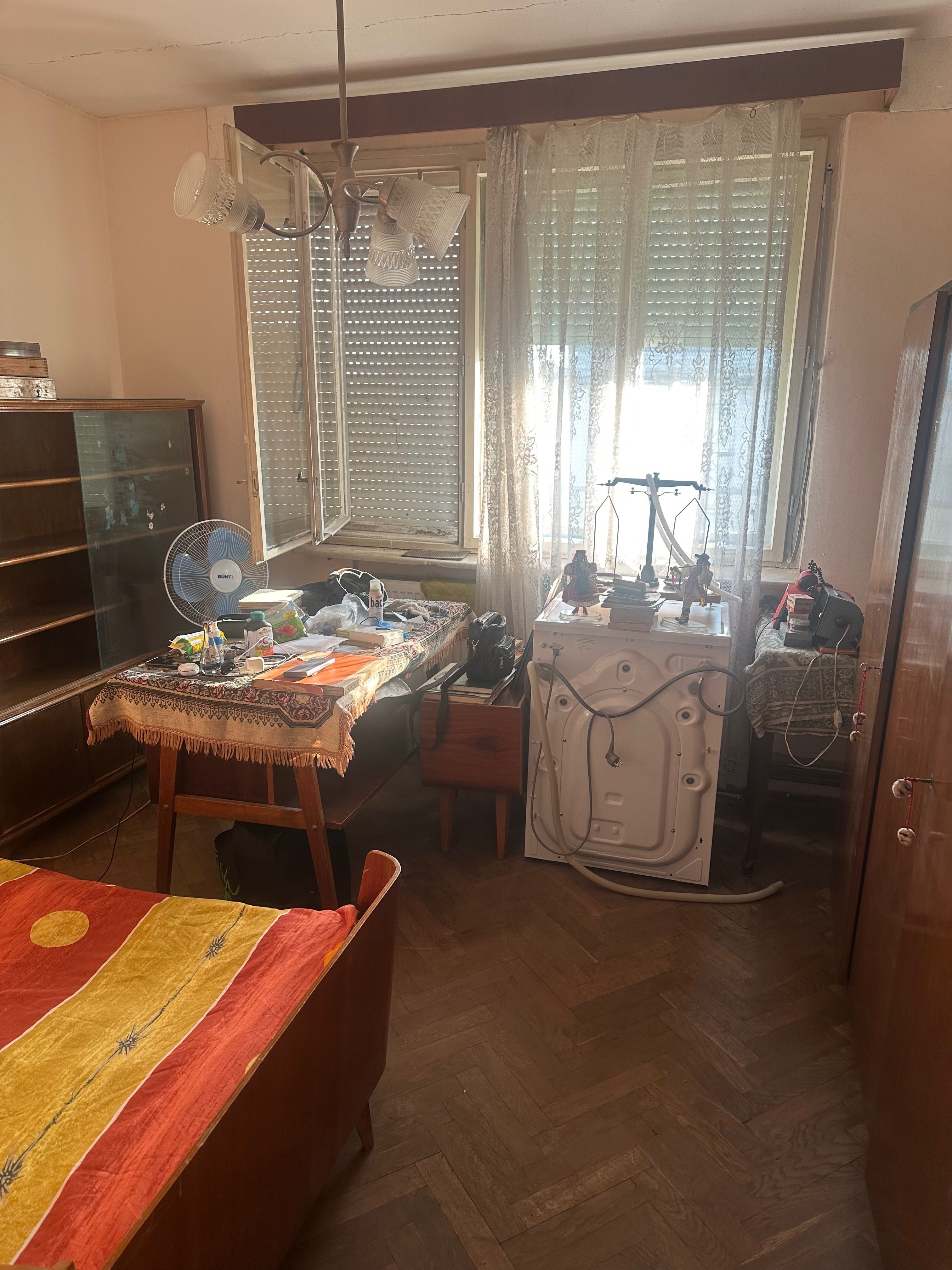 Vând apartament 3 camere, semidecomandat, etaj 4/4 ,Alexandria