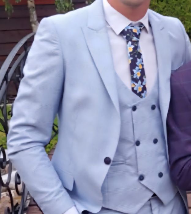 Vând costum bărbătesc 3 piese bleu deschis + bonus o cravata