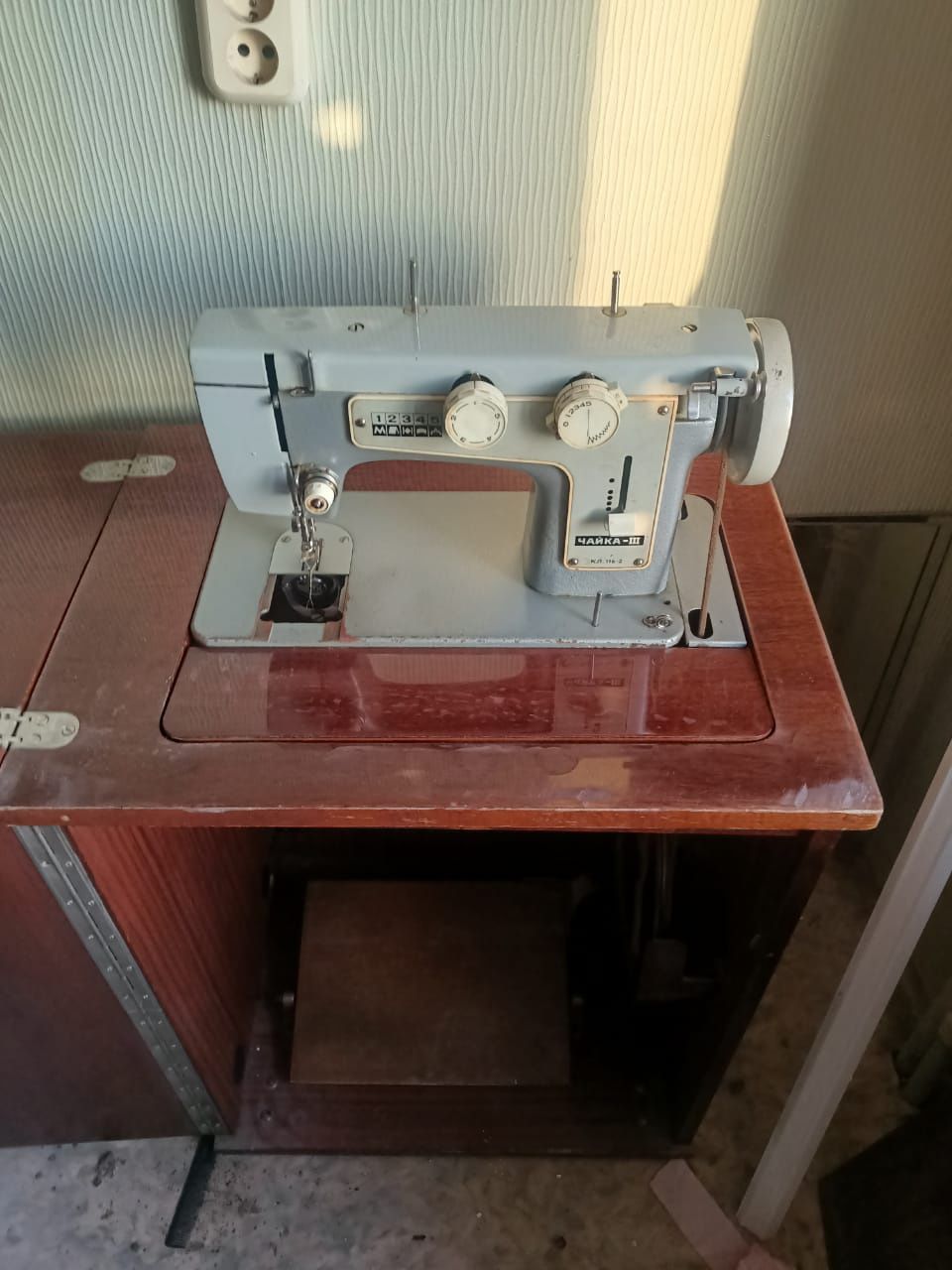 Продам срочно швейную машинку СССР "Чайка 3"