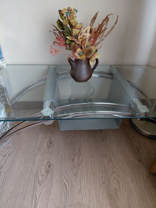 Vând 2 candelabre cu 250 roni  si o masuta inox la 300 roni