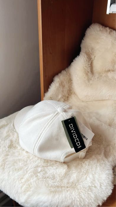 Sapca dama barbat unisex H&M alba pufoasa cu eticheta