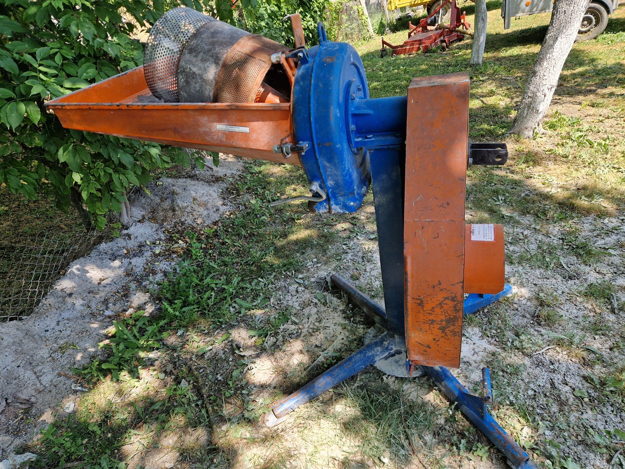 Moară cu ciocanele după Tractor