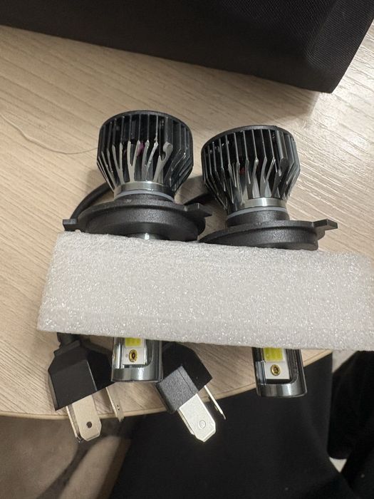 Продам лед фары h4 новые