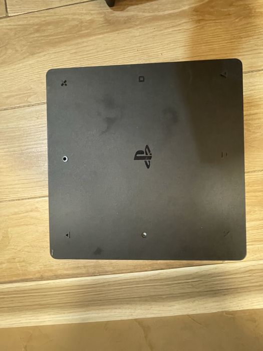 PS4 с 2 игри и без контролер