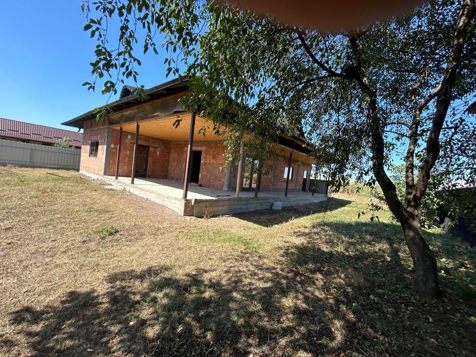 Casa la rosu de vanzare