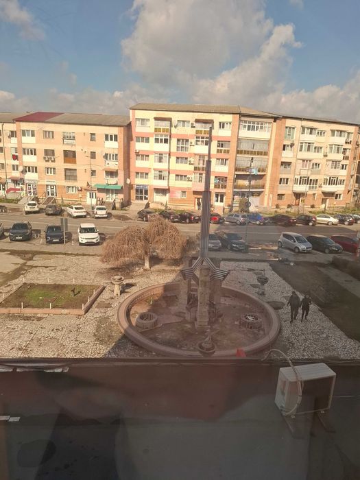 Apartament cu 3 camere, decomandat, etaj 2, zona centrala