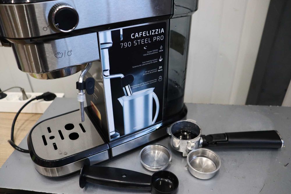 Кафемашина Cecotec Cafelizzia 790Pro, 1350W, 20Bar,разпенител за мляко