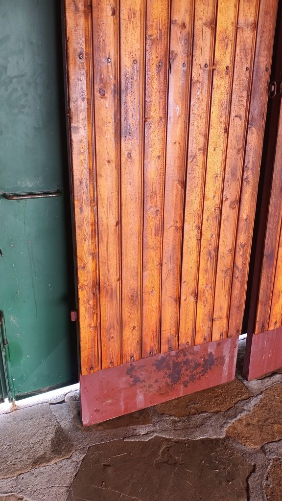 Продавам двукрила плътна врата от винкел, ламарина и чамова ламперия