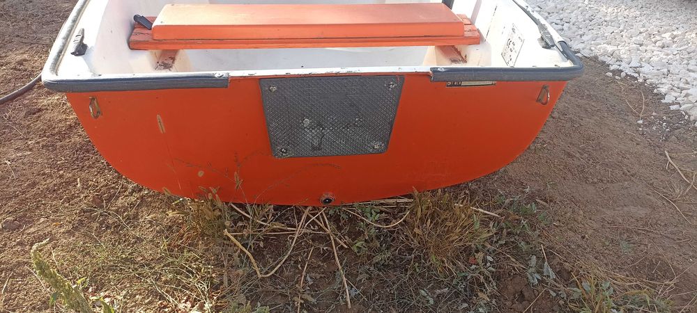 Продавам лодка стъклопластова
