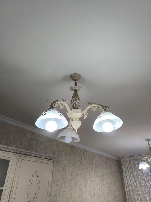 2 трехрожковые люстры