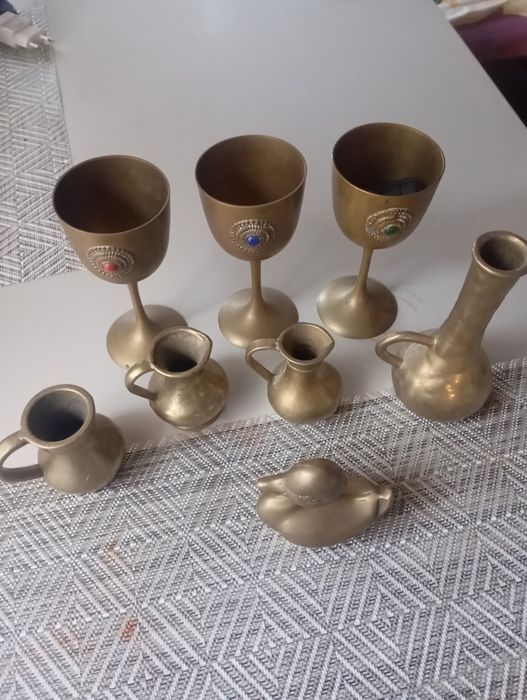 Vând pahare vechi bronz