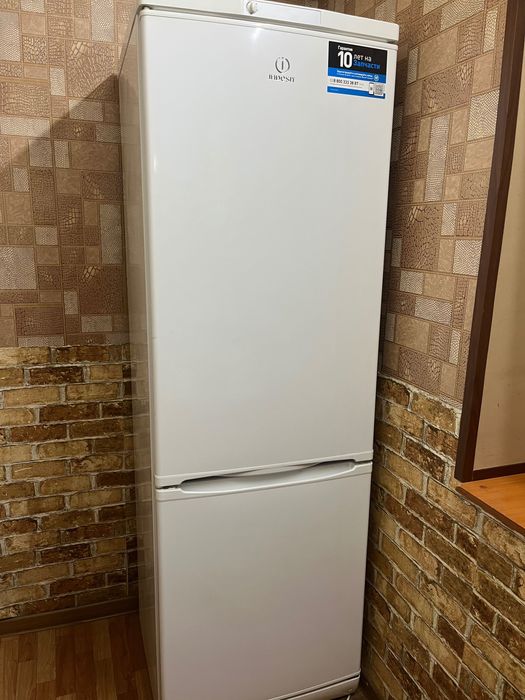 Двухкамерный холодильник Indesit