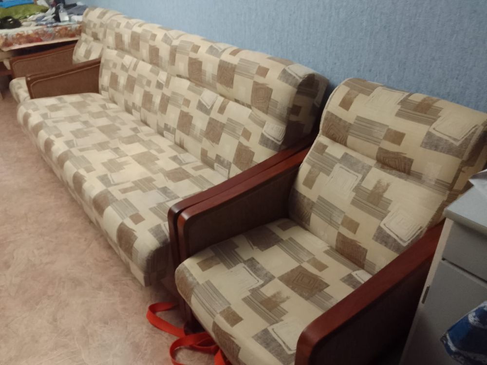 Срочно продам диван и два кресла