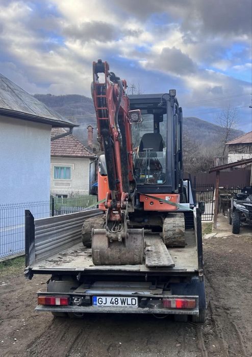 Execut lucrari cu excavatorul