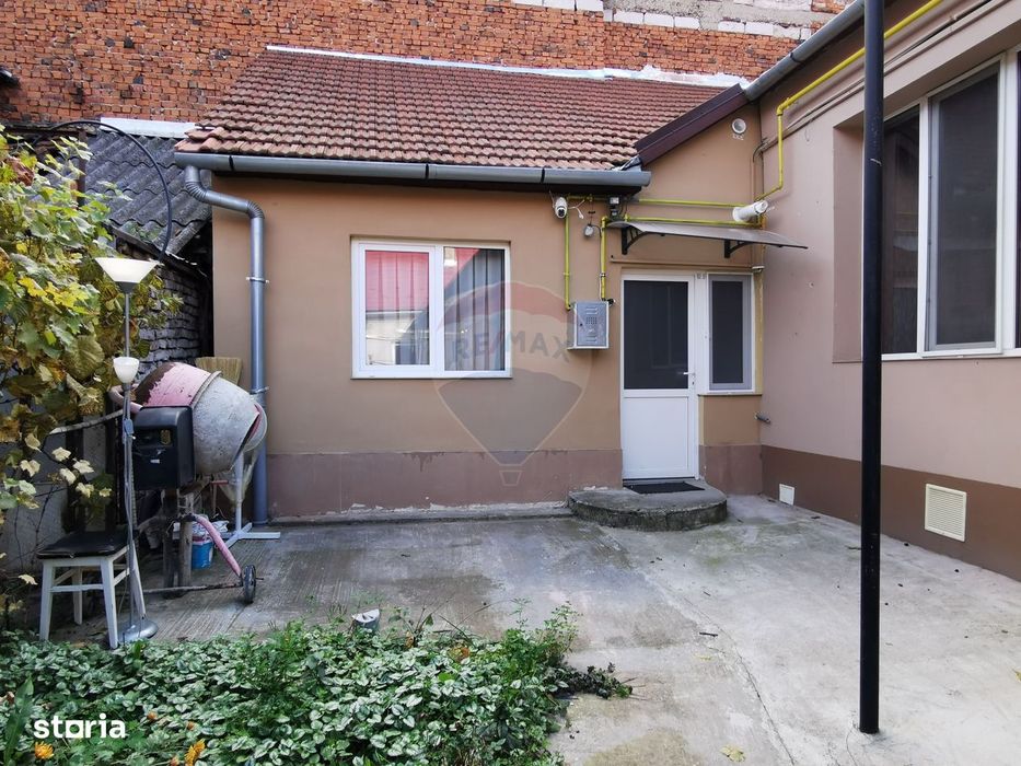 De închiriat apartament cu 2 camere, zonă ultracentrală, curte comună