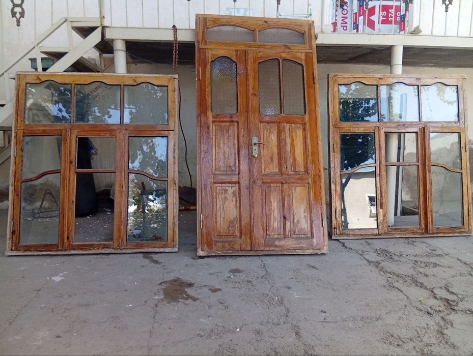 Yog‘och eshik va 4ta treza sotiladi