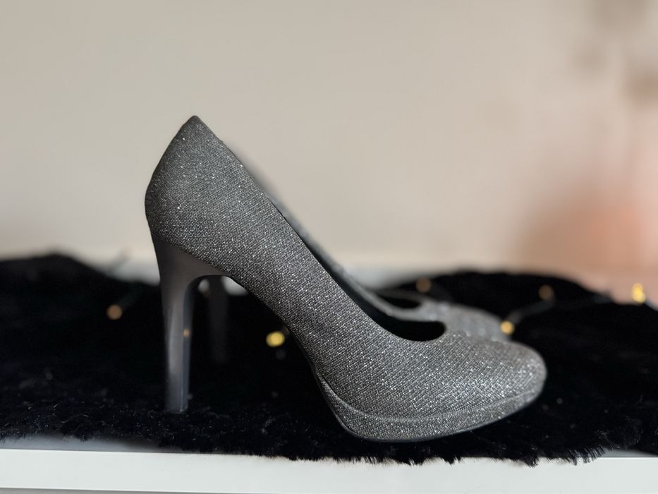 Сребристи обувки на ток