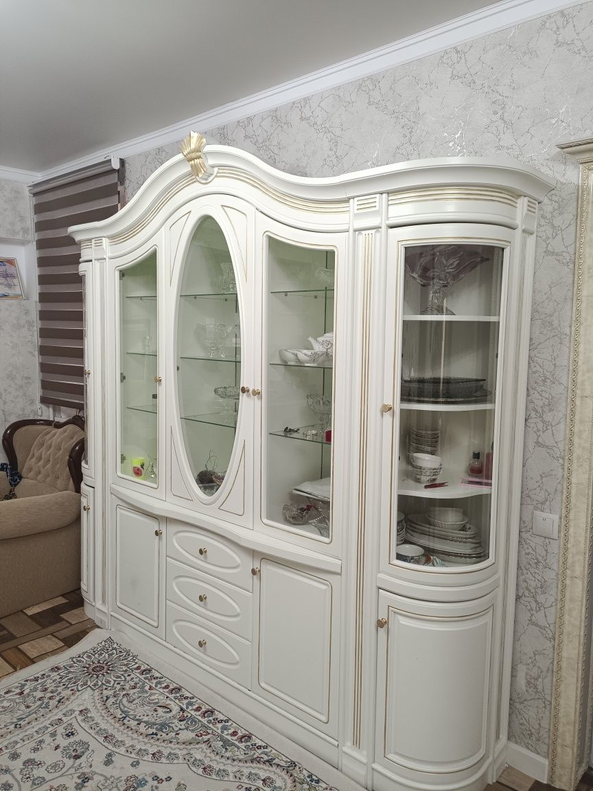 Продам комод и шкаф для посуды