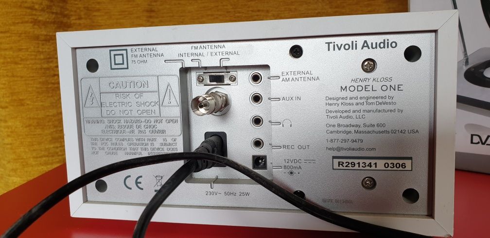 Radio Tivoli Audio, Model One, Henry Kloss, cu antena Vivanco
