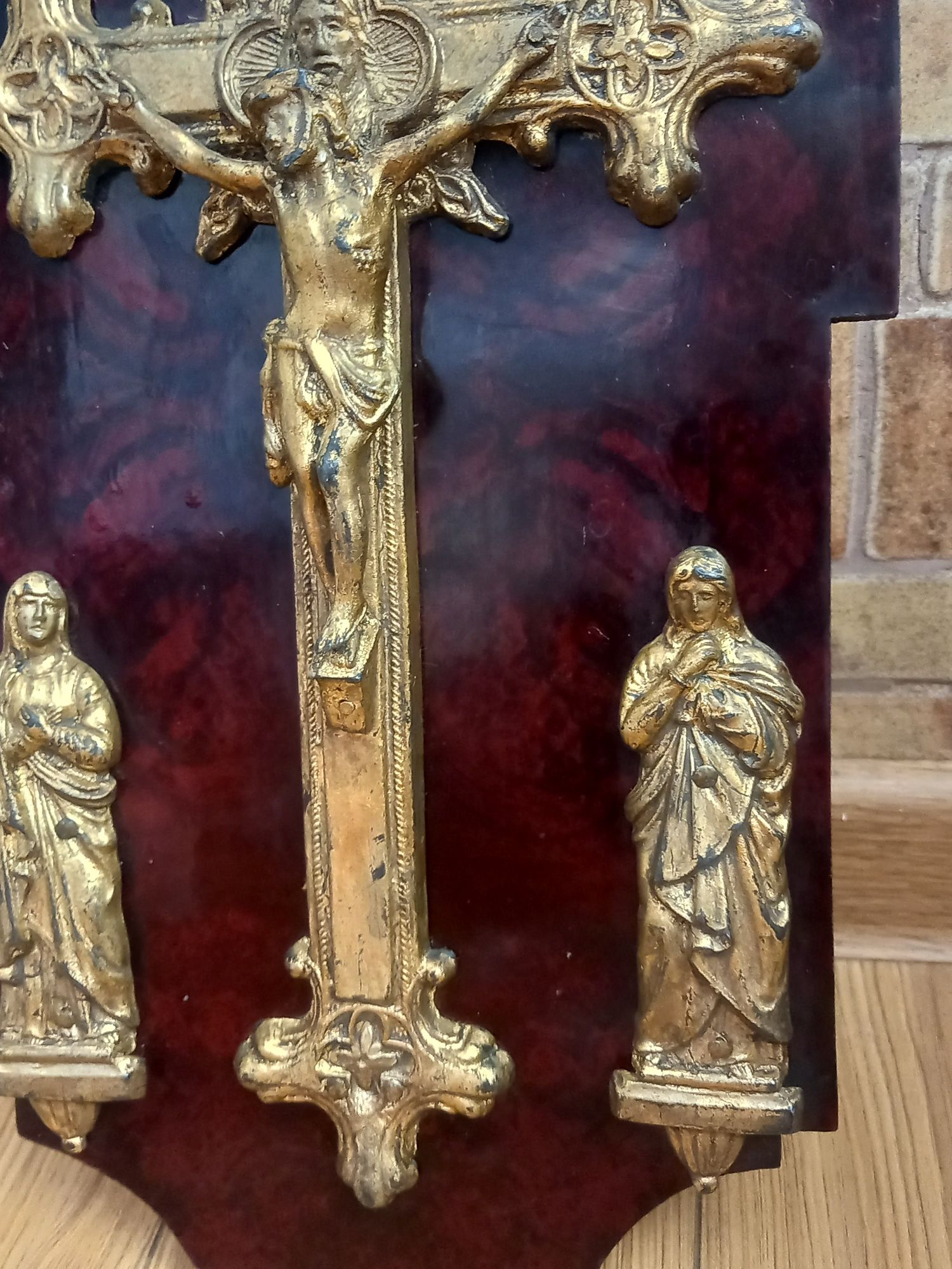 Crucifix vechi pe lemn ,deosebit.