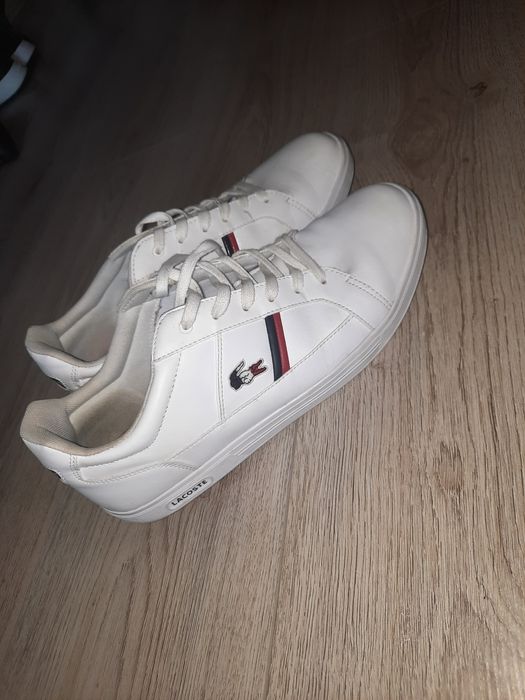 Pantofi Lacoste.
