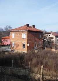 Масивна двуетажна къща в село Калотинци, Област Перник, Община Земен