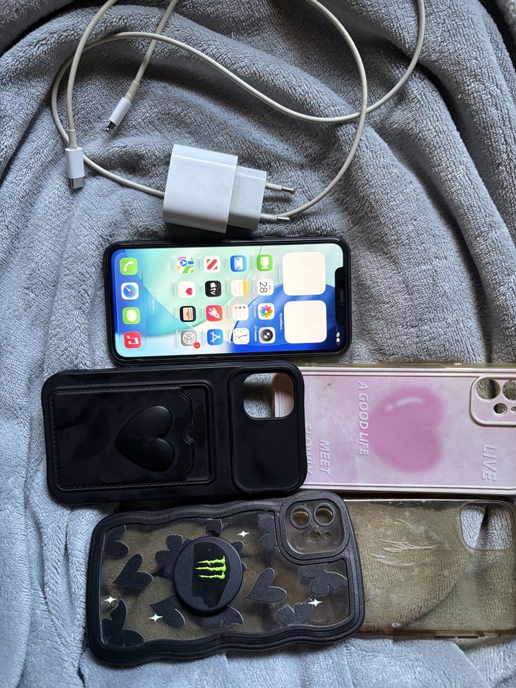 iPhone 11 с оригинално зарядно и 4 кейса