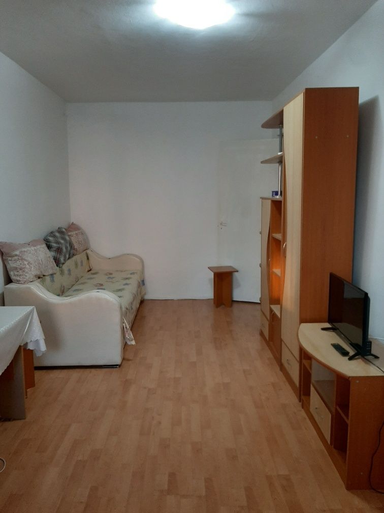 Garsoniera De închiriat, zona casa cărți