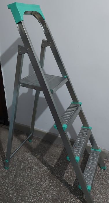 Vând scară metalică