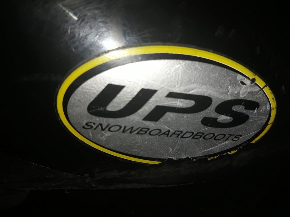 Clăpari, schiuri, ochelari, bețe, cască ski