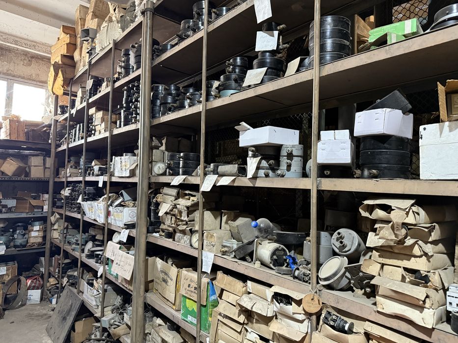 Манометр разный.