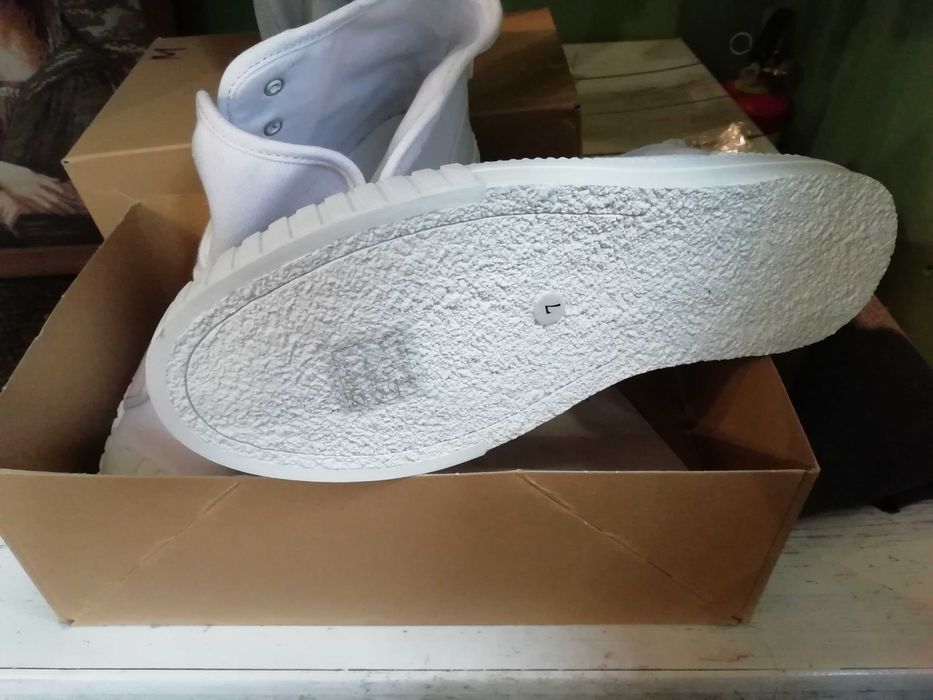 Бели текстилни кецове 40