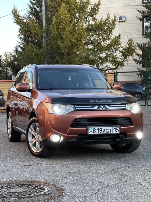 Кроссовер! Mitsubishi Outlander! Обьем 2.4 ! Полный привод! Шикарный в