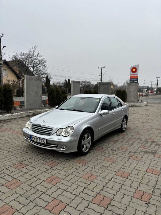 Vând Mercedes Benz C200