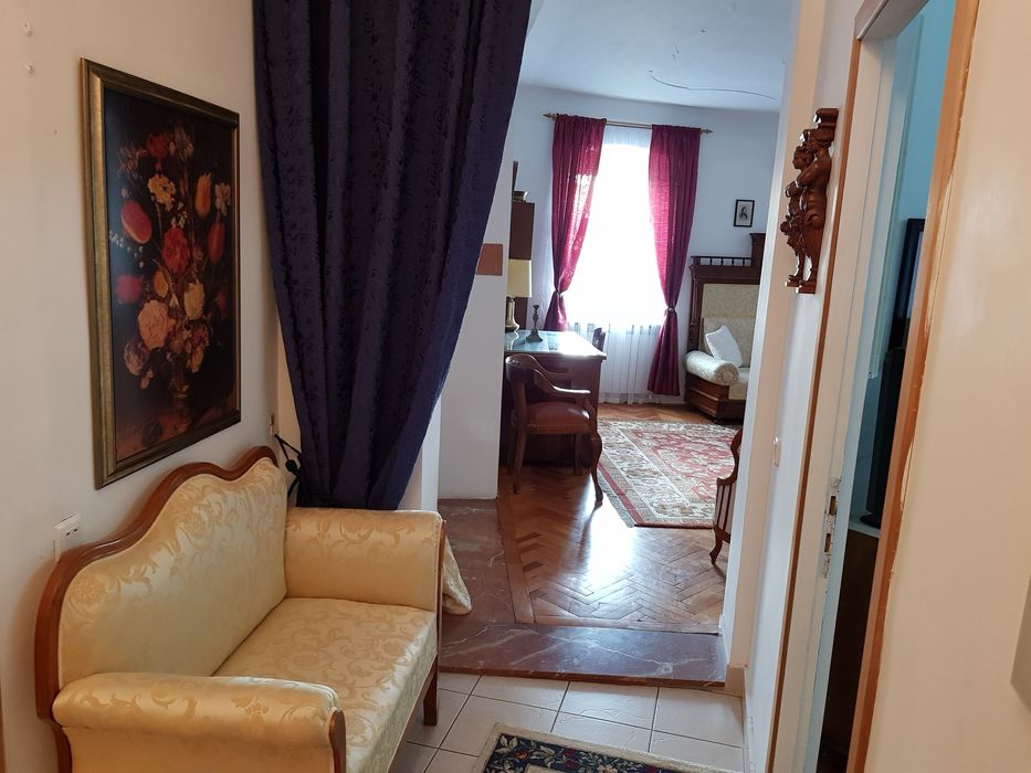 Vând apartament 3 camere, ultracentral Sibiu, parter, stare excelentă.