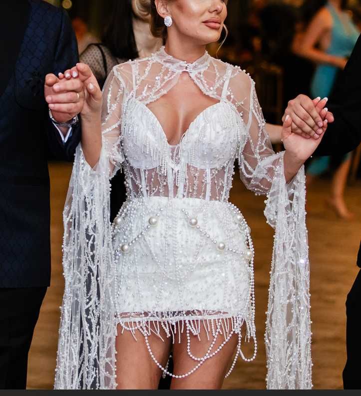 Rochie alba mireasa cununie scurta perle pene