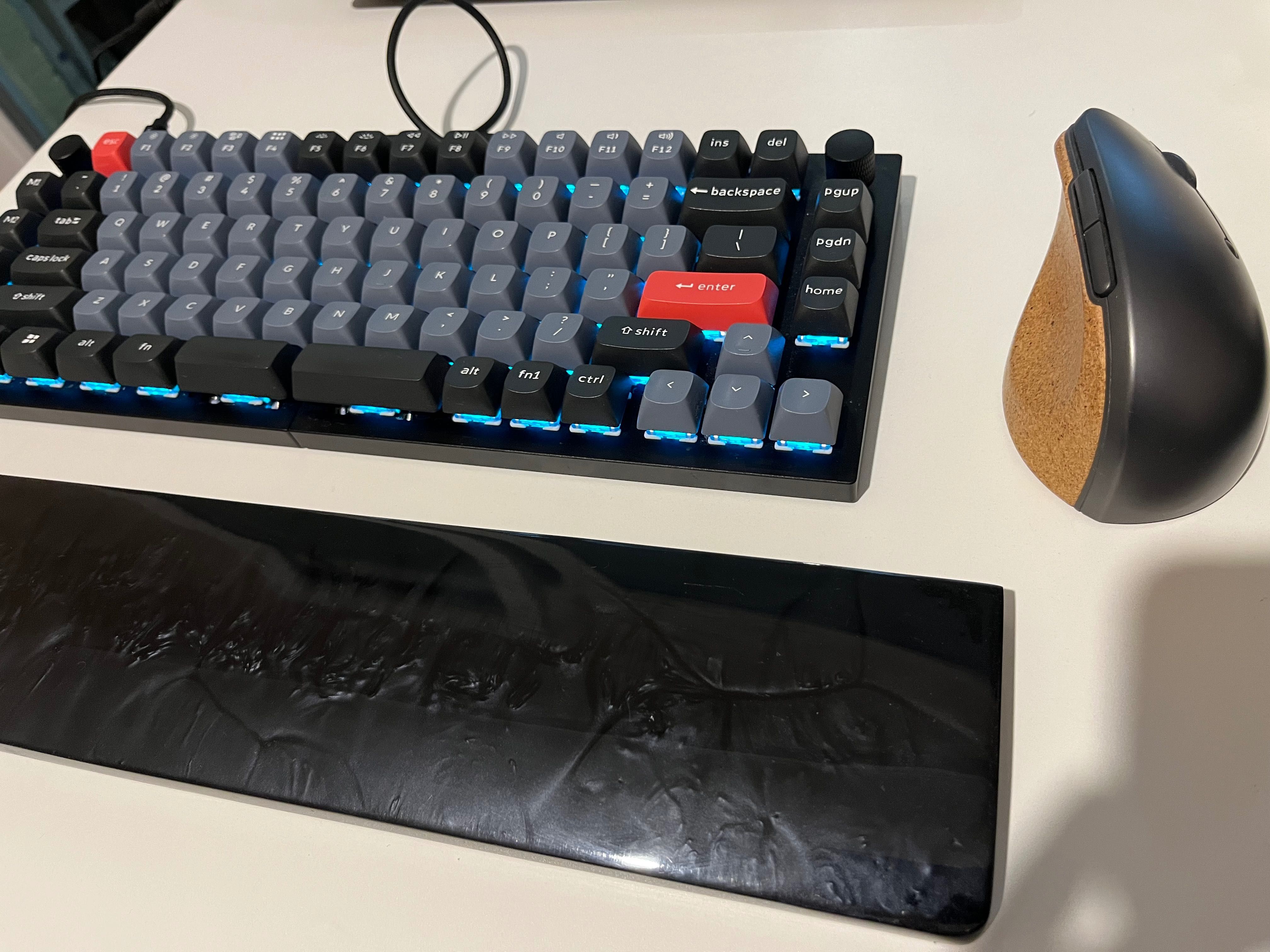 Механична клавиатура Keychron Q11 и верикална мишка Lenovo Go