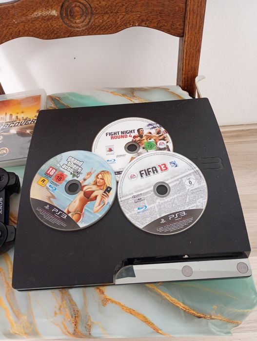 Vând PlayStation 3 Slim