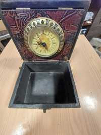 ceas vechi in cutie de lemn