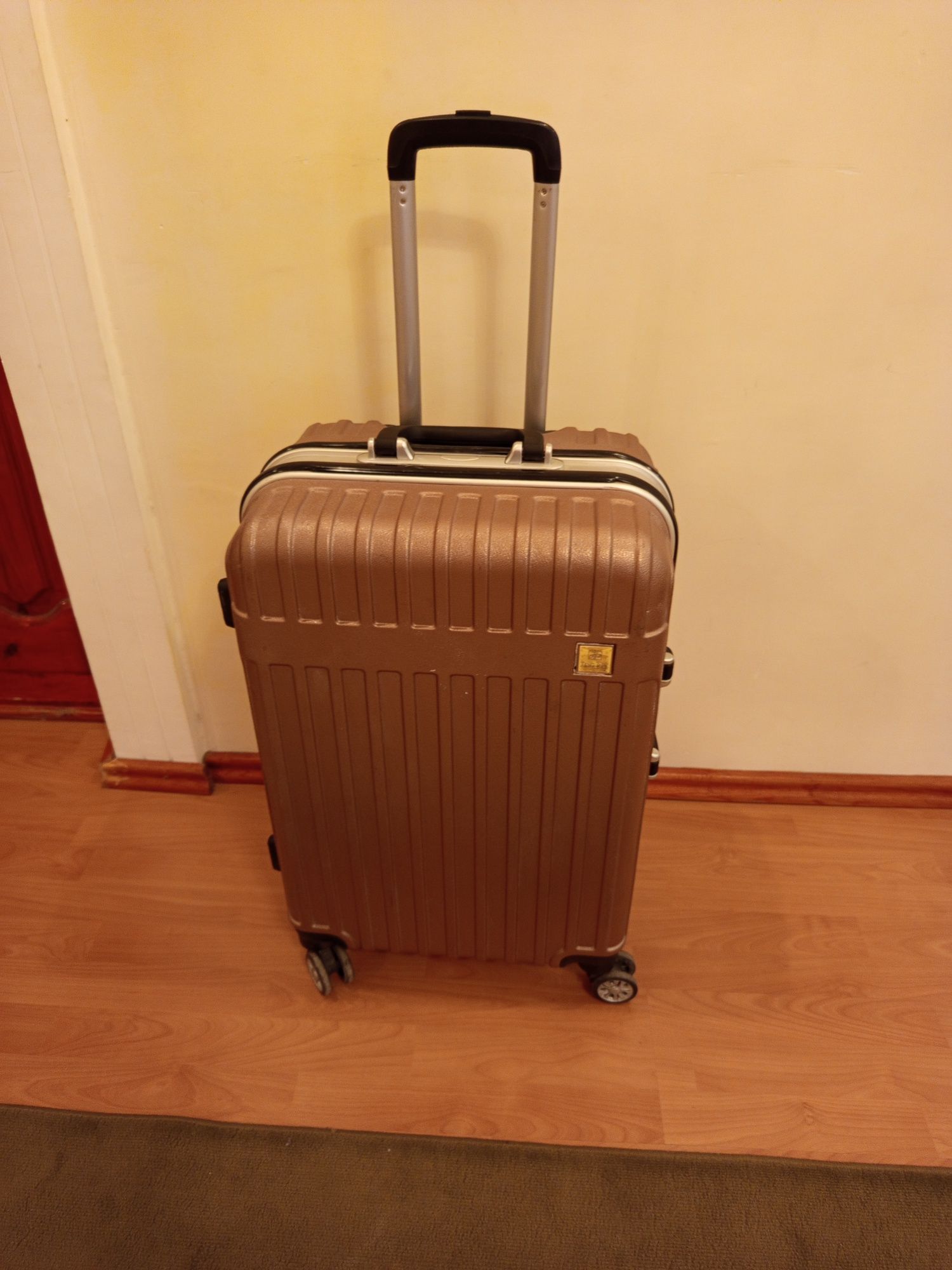 Продаётся ( чемодан ) .