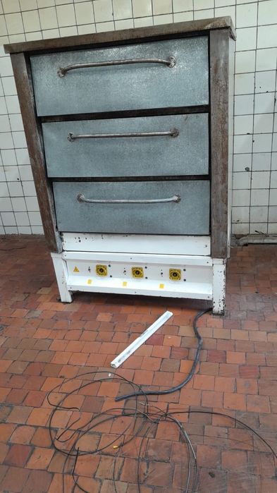 Продаётся жарочный шкаф (пекарская печь) электрический, трёхсекционный