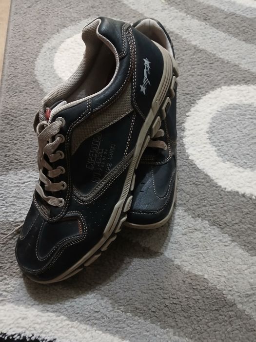 Vând adidași mărimea 47