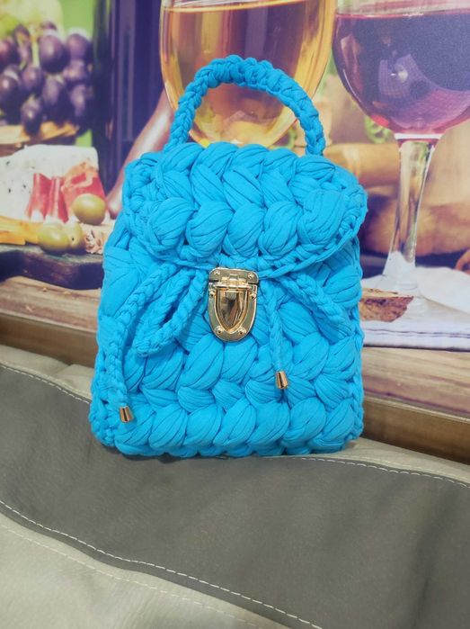 Чанта раничка в уникален син цвят