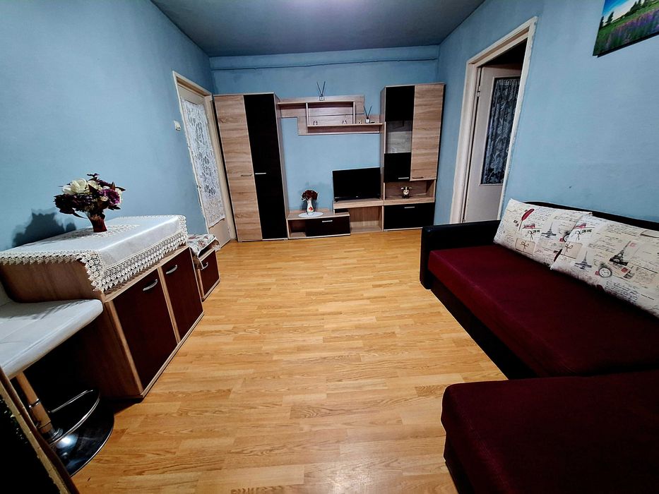 Vând apartament .