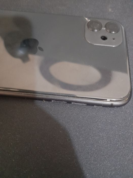 Carcasa iphone 11, negru prezinta defecte