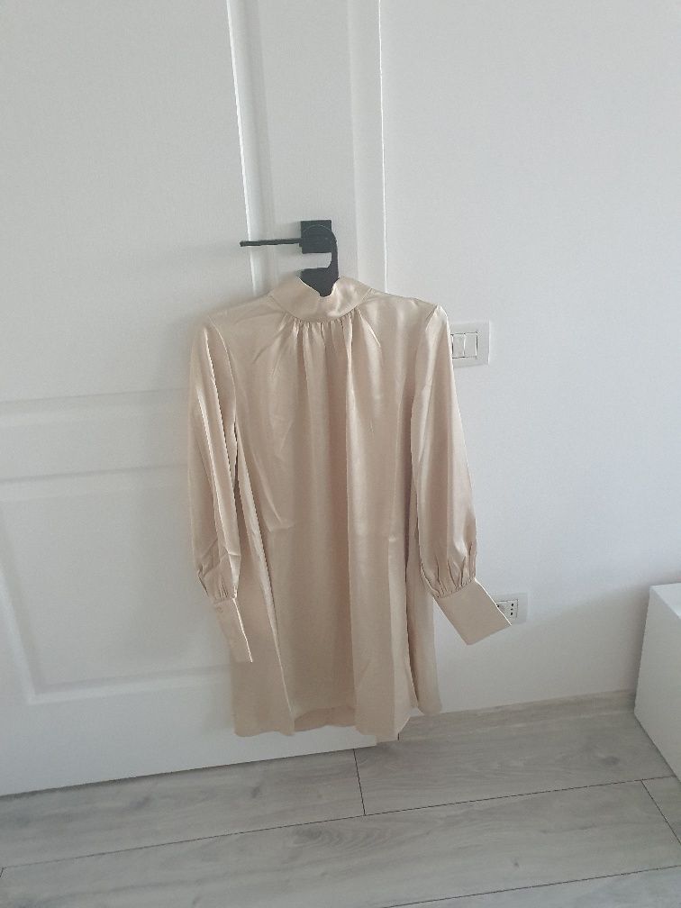 Rochie scurta pe gat