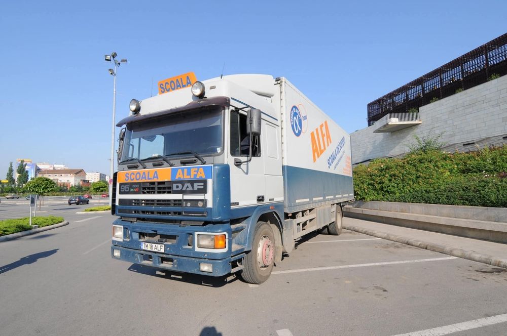 Vând camion DAF XF95 cu remorcă omologat școală